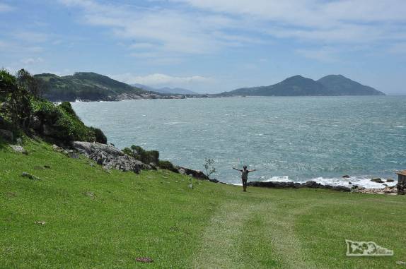 Trilha entre a Praia Vermelha e a Praia do Ouvidor, em Garopaba, no litoral sul de Santa Catarina